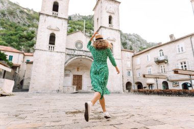 Sokakta poz veren modaya uygun yaz elbiseli güzel bir kadın. Moda tarzı. Turistik cazibe. Tatil ve seyahat kavramı.