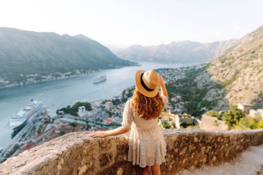 Turist kadının gözlem güvertesinde dikilip şehrin renkli manzarasına hayran bakışları. Avrupa seyahati. Yaşam tarzı, tatil, dinlenme, aktif yaşam.