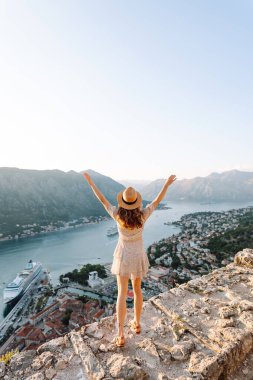 Turist kadının gözlem güvertesinde dikilip şehrin renkli manzarasına hayran bakışları. Avrupa seyahati. Yaşam tarzı, tatil, dinlenme, aktif yaşam.