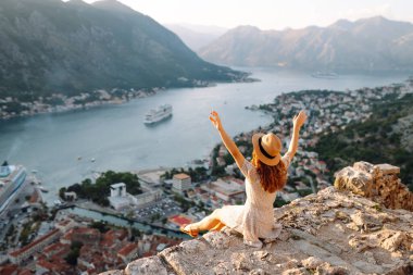 Turist kadının gözlem güvertesinde dikilip şehrin renkli manzarasına hayran bakışları. Avrupa seyahati. Yaşam tarzı, tatil, dinlenme, aktif yaşam.