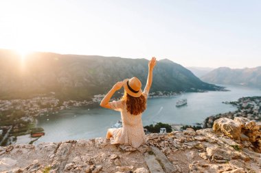 Turist kadının gözlem güvertesinde dikilip şehrin renkli manzarasına hayran bakışları. Avrupa seyahati. Yaşam tarzı, tatil, dinlenme, aktif yaşam.