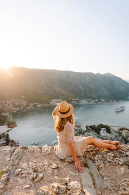 Turist kadının gözlem güvertesinde dikilip şehrin renkli manzarasına hayran bakışları. Avrupa seyahati. Yaşam tarzı, tatil, dinlenme, aktif yaşam.