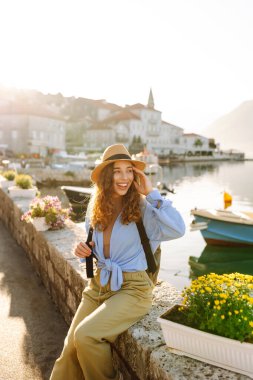 Güzel bir turist kadın sahilde geziniyor. Şehir mimarisinin arka planında çekici bir kadın. Avrupa 'da seyahat ya da eğitim. Yaşam tarzı, dinlenme, hafta sonu, aktif yaşam