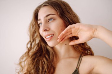 Yüzünde kırmızı lekeler olan bir kadın. Sağlık sorunları, deri hastalıkları. Tıp ve kozmetoloji kavramı.