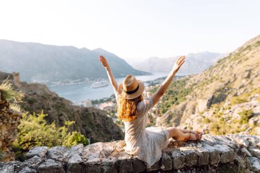 Genç bayan turist dağ koyunun manzarası ile şehrin rengarenk manzarasına hayran. Avrupa seyahati. Yaşam tarzı, tatil, dinlenme, aktif yaşam.