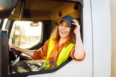 Kamyon süren genç bir kadın. Kamyoncu kadın işçi, ulaşım endüstrisi işgali..