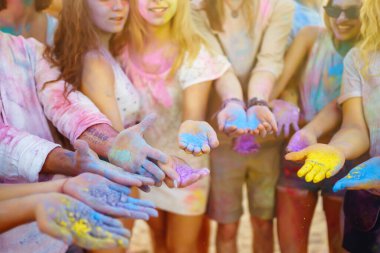 Holi festivali. Bir grup arkadaş plaj partisinde eğleniyorlar. Arkadaşlık, dinlenme, tatil.