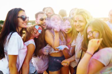 Holi festivali. Bir grup arkadaş plaj partisinde eğleniyorlar. Arkadaşlık, dinlenme, tatil.