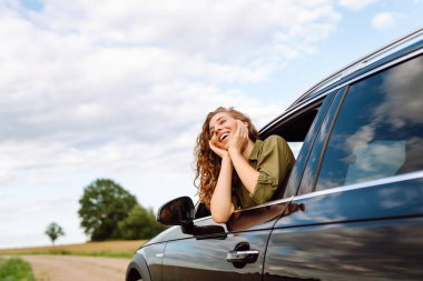 Yaz gezisi. Arabayla seyahat eden güzel bir kadın. Yaşam tarzı, seyahat, turizm, doğa, aktif yaşam.
