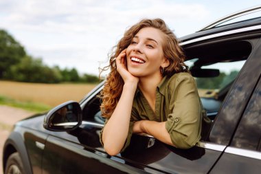 Yaz gezisi. Arabayla seyahat eden güzel bir kadın. Yaşam tarzı, seyahat, turizm, doğa, aktif yaşam.