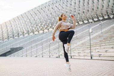 Açık havada egzersiz yapan zinde bir kadın. Formda olan sağlıklı genç bir bayan. İnsanlar, spor, aktif ve esneklik kavramı