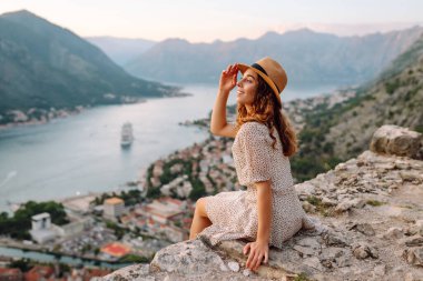 Güzel şehir manzarasının tadını çıkaran mutlu kadın turist. Avrupa 'da seyahat ya da eğitim. Yaşam tarzı, dinlenme, tatil konsepti.