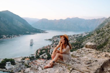 Güzel şehir manzarasının tadını çıkaran mutlu kadın turist. Avrupa 'da seyahat ya da eğitim. Yaşam tarzı, dinlenme, tatil konsepti.