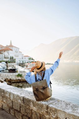 Turist kadının gözlem güvertesindeki arka görüntüsü şehrin ve körfezin renkli manzarasına hayran. Seyahat, tatil, aktif yaşam tarzı.