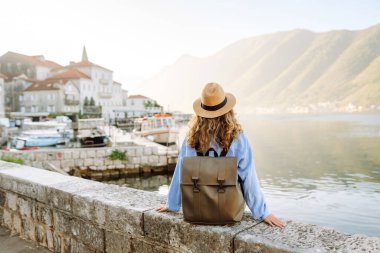 Turist kadının gözlem güvertesindeki arka görüntüsü şehrin ve körfezin renkli manzarasına hayran. Seyahat, tatil, aktif yaşam tarzı.