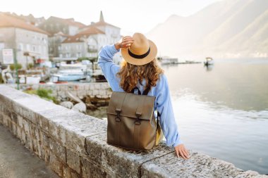 Turist kadının gözlem güvertesindeki arka görüntüsü şehrin ve körfezin renkli manzarasına hayran. Seyahat, tatil, aktif yaşam tarzı.