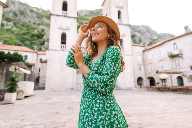 İtalya 'da alışveriş caddesinde yaz kıyafetleri içinde gezen mutlu bir kadın. Moda tarzı. Turist eğlencesi. 