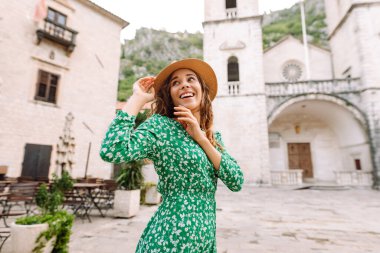 İtalya 'da alışveriş caddesinde yaz kıyafetleri içinde gezen mutlu bir kadın. Moda tarzı. Turist eğlencesi. 
