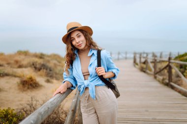 Güzel manzaralardan ve doğa manzaralarından hoşlanan genç bir kadın. Yaşam tarzı, dinlenme, tatil konsepti.