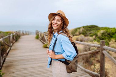 Güzel manzaralardan ve doğa manzaralarından hoşlanan genç bir kadın. Yaşam tarzı, dinlenme, tatil konsepti.