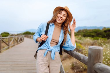 Güzel manzaralardan ve doğa manzaralarından hoşlanan genç bir kadın. Yaşam tarzı, dinlenme, tatil konsepti.