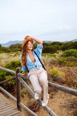 Güzel manzaralardan ve doğa manzaralarından hoşlanan genç bir kadın. Yaşam tarzı, dinlenme, tatil konsepti.