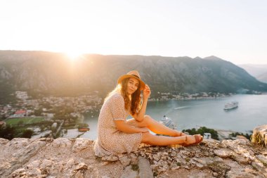 Güzel bayan turist şehir manzarasının tadını çıkarıyor. Arkadan bak. Yaşam tarzı, seyahat, turizm, doğa, aktif yaşam.