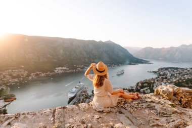 Güzel bayan turist şehir manzarasının tadını çıkarıyor. Arkadan bak. Yaşam tarzı, seyahat, turizm, doğa, aktif yaşam.