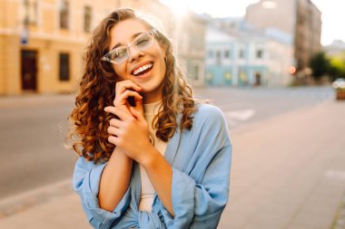 Genç bir kadın Avrupa şehrinin caddesinde öğrenci tatili sırasında seyahat eder. Moda, yaşam tarzı konsepti.