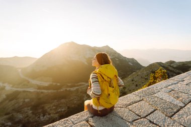 Genç bir kadın. Ünlü bir yerin tepesinde bir turist. Negosh Anıtmezar. Seyahat, doğa, gezi konsepti.