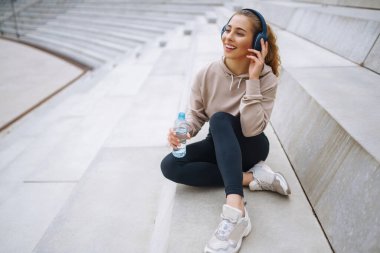 Sokakta spor yapan çekici, genç ve mutlu bir kadın. Sabah koşusu. İnsanlar, spor, aktif ve esneklik kavramı