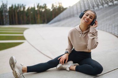 Sokakta spor yapan çekici, genç ve mutlu bir kadın. Sabah koşusu. İnsanlar, spor, aktif ve esneklik kavramı