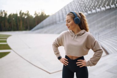 Sokakta spor yapan çekici, genç ve mutlu bir kadın. Sabah koşusu. İnsanlar, spor, aktif ve esneklik kavramı