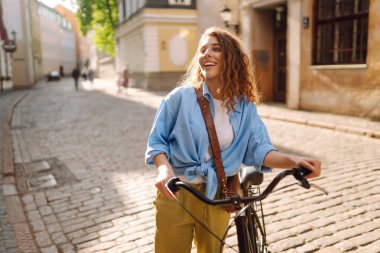 Bisiklette eğlenen güzel genç bir kadının portresi. Aktif yaşam tarzı. Eko taşımacılığı.