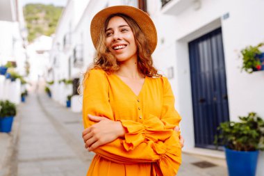 Kadın turist şehrin sokaklarında geziyor, etrafı geziyor. Yaşam tarzı kavramı, tatil, moda, seyahat.