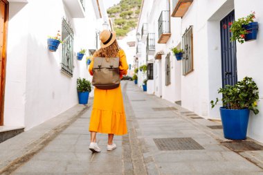 Kadın turist şehrin sokaklarında geziyor, etrafı geziyor. Yaşam tarzı kavramı, tatil, moda, seyahat.