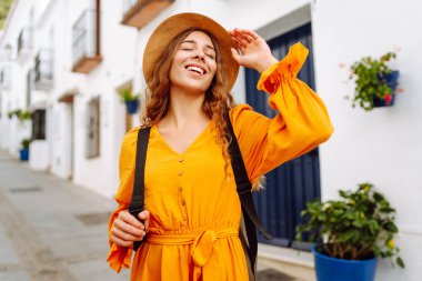 Kadın turist şehrin sokaklarında geziyor, etrafı geziyor. Yaşam tarzı kavramı, tatil, moda, seyahat.