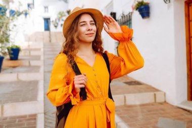 Kadın turist şehrin sokaklarında geziyor, etrafı geziyor. Yaşam tarzı kavramı, tatil, moda, seyahat.