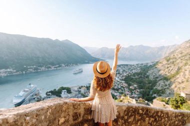 Genç çekici bayan turist yazın yeni bir şehri keşfediyor. Avrupa seyahati. Yaşam tarzı, tatil, turizm, doğa, aktif yaşam.