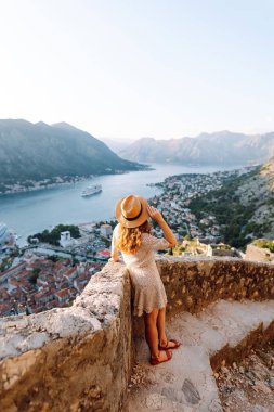 Genç çekici bayan turist yazın yeni bir şehri keşfediyor. Avrupa seyahati. Yaşam tarzı, tatil, turizm, doğa, aktif yaşam.