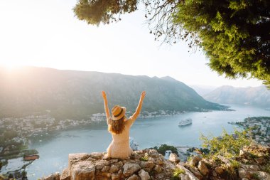 Genç çekici bayan turist yazın yeni bir şehri keşfediyor. Avrupa seyahati. Yaşam tarzı, tatil, turizm, doğa, aktif yaşam.