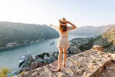 Genç çekici bayan turist yazın yeni bir şehri keşfediyor. Avrupa seyahati. Yaşam tarzı, tatil, turizm, doğa, aktif yaşam.