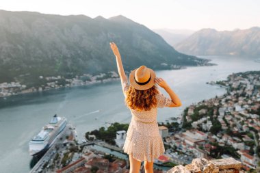 Genç çekici bayan turist yazın yeni bir şehri keşfediyor. Avrupa seyahati. Yaşam tarzı, tatil, turizm, doğa, aktif yaşam.