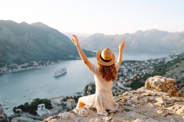 Genç çekici bayan turist yazın yeni bir şehri keşfediyor. Avrupa seyahati. Yaşam tarzı, tatil, turizm, doğa, aktif yaşam.