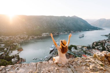 Genç çekici bayan turist yazın yeni bir şehri keşfediyor. Avrupa seyahati. Yaşam tarzı, tatil, turizm, doğa, aktif yaşam.