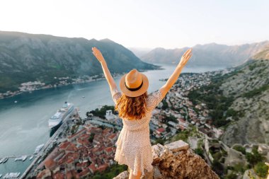 Genç çekici bayan turist yazın yeni bir şehri keşfediyor. Avrupa seyahati. Yaşam tarzı, tatil, turizm, doğa, aktif yaşam.