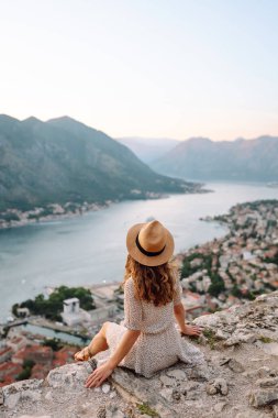Genç çekici bayan turist yazın yeni bir şehri keşfediyor. Avrupa seyahati. Yaşam tarzı, tatil, turizm, doğa, aktif yaşam.