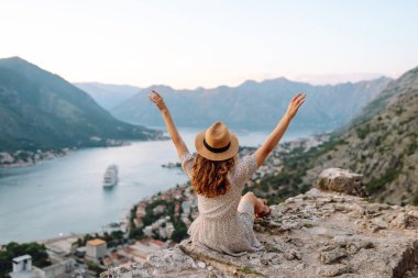 Genç çekici bayan turist yazın yeni bir şehri keşfediyor. Avrupa seyahati. Yaşam tarzı, tatil, turizm, doğa, aktif yaşam.