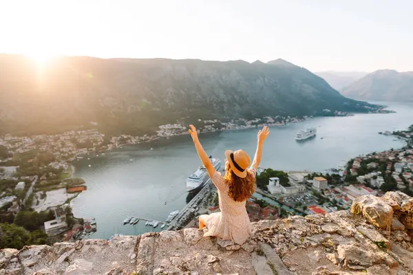 Genç çekici bayan turist yazın yeni bir şehri keşfediyor. Avrupa seyahati. Yaşam tarzı, tatil, turizm, doğa, aktif yaşam.