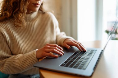 Ev işlerinde çalışan bir kadın klavyeyi kapatıyor. Teknoloji, internet, serbest meslek, online eğitim, alışveriş. Siber güvenlik kavramı